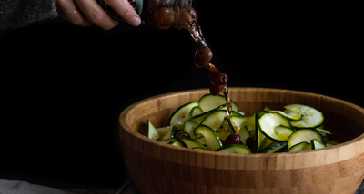 Würziger Zucchini Salat mit Bohnen und Oliven